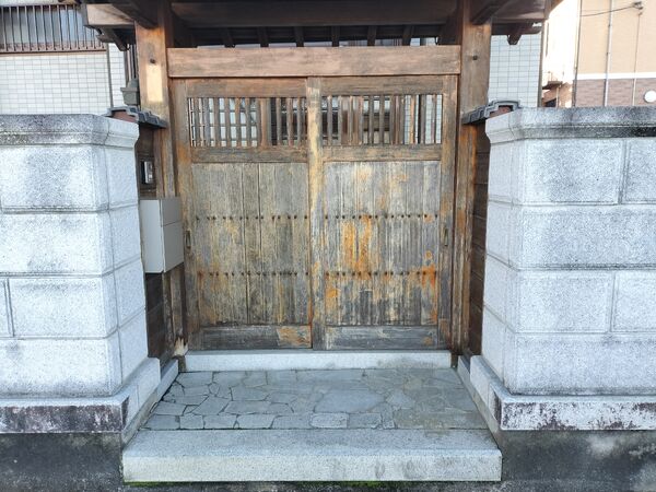 くぐり戸の洗浄前