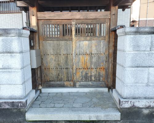 くぐり戸の洗浄前
