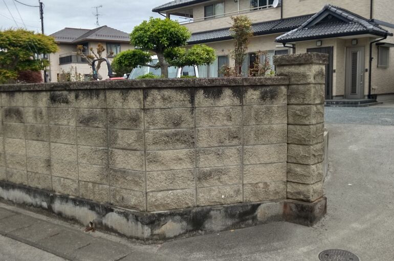 山﨑家ブロック塀洗浄前